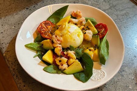 Салат с бурратой, авокадо, креветками и соусом Маракуйя