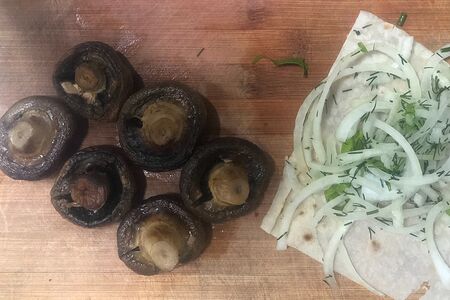 Грибы шампиньоны на мангале