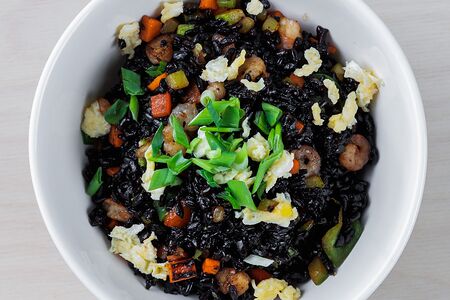 Черный рис с креветками