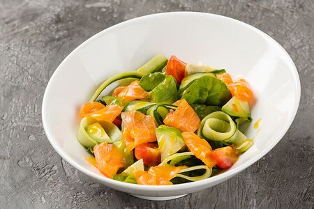 Салат с форелью и авокадо