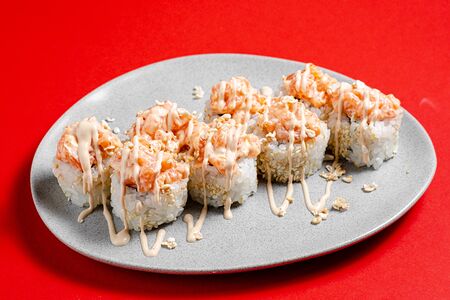 Ролл с острым лососем