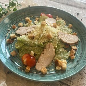 Салат Цезарь с курицей