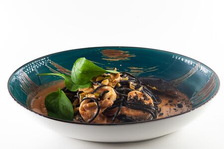 Спагетти с чернилами каракатицы