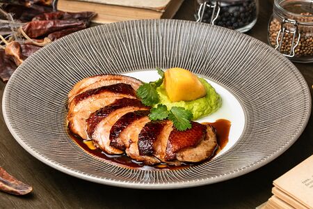 Томлёная утиная грудка с апельсиновым соусом