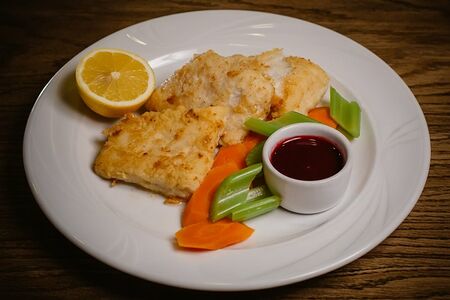 Филе судака с винoградно-клюквенным соусом