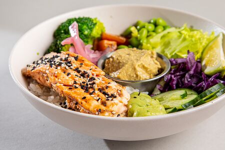 Боул с лососем и рисом
