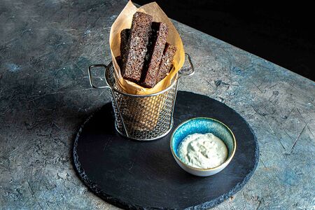 Гренки из бородинского хлеба с соусом тар-тар