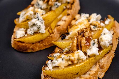 Брускетта с грушей и сыром дорблю