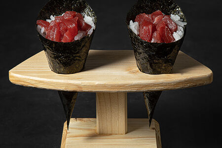 Ручной ролл с тунцом