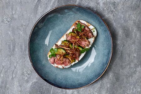 Брускетта с ростбифом