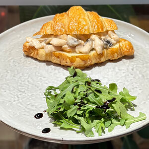 Круассан с курицей и грибами