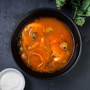 Мясная солянка с копченостями и сметаной