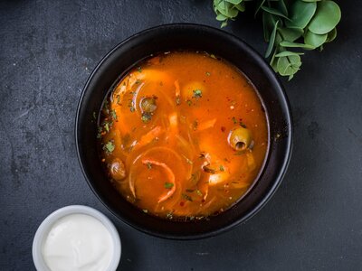 Мясная солянка с копченостями и сметаной