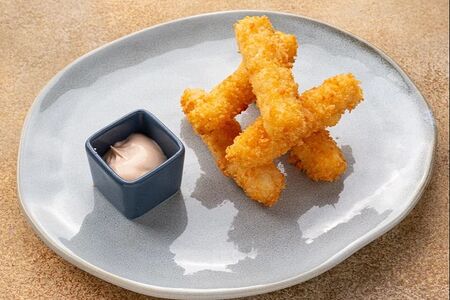 Сырные палочки с соусом томато-сораде