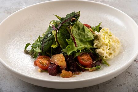 Салат с печеной свеклой, апельсином и соусом песто, с сыром страчателла