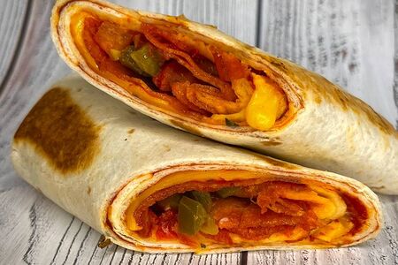 Ролл с пеперони и халапеньо