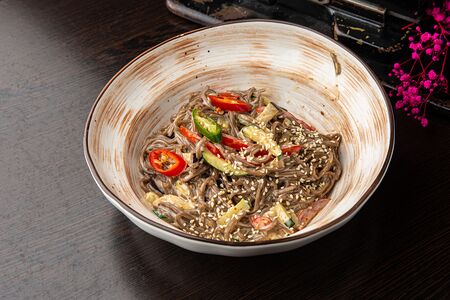 Лапша гречневая с овощами и цукини в ореховом соусе