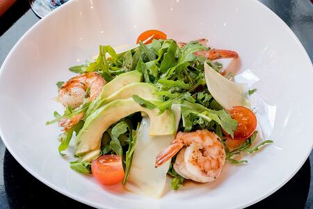 Рукола с креветками