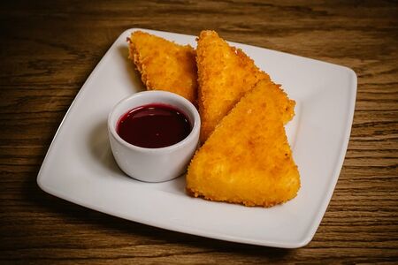 Сулугуни жареный с ежевичным соусом