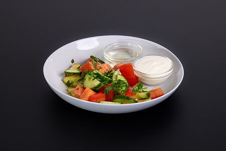 Салат из помидоров и огурцов со сметаной или маслом