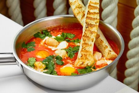 Шакшука с креветкой и страчателлой