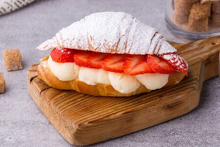 Круассан с клубникой и сливками