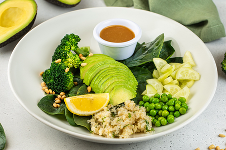 Большой зеленый салат с авокадо, киноа, брокколи, свежими огурцами, горошком