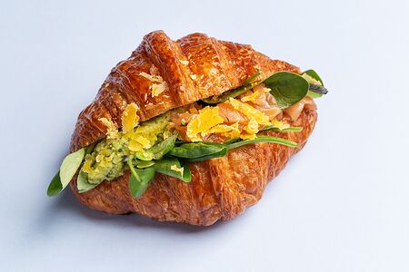 Круассан с лососем