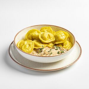 Пельмени из индейки со сливочно-грибным соусом