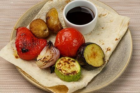 Шашлык из овощей с соусом наршараб