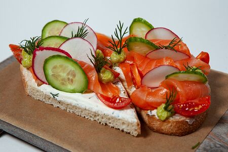 Брускетта с лососем