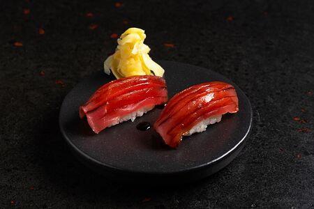 Суши с тунцом