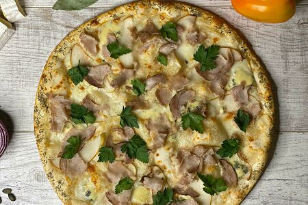 Пицца с грушей и сыром дорблю