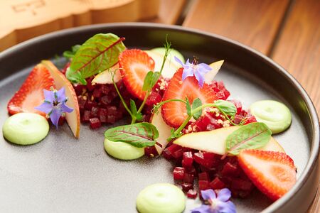 Тартар из свёклы и кремом из брынзы