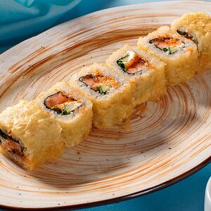 Горячий темпура ролл с лососем