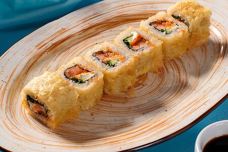 Горячий темпура ролл с лососем