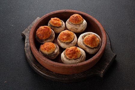 Шампиньоны с сыром сулугуни