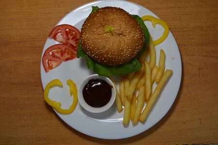 Бургер с говядиной и картофелем фри