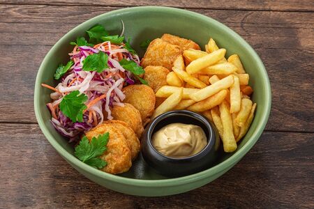 Наггетсы с картофелем фри и салатом коул слоу