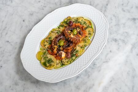 Осьминог в томатном соусе с картофелем