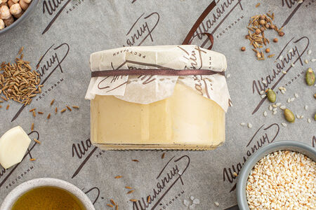 Хумус с оливковым маслом и тыквенными семечками