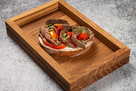 Брускетта с ростбифом