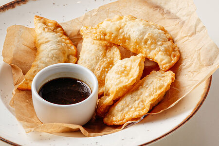 Мини-чебуреки с креветками, лососем и треской