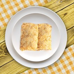 Блин с мягким сыром, помидорами и зеленью