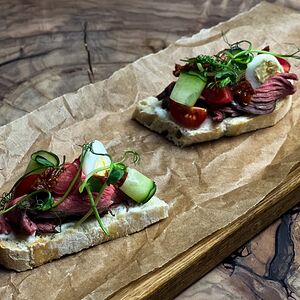 Брускетта с ростбифом