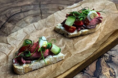 Брускетта с ростбифом