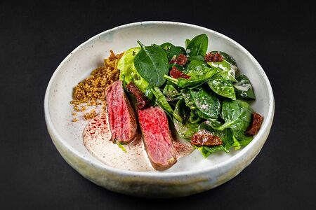 Теплый салат со стейком из телятины