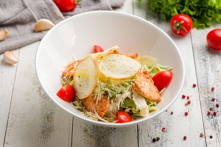 Салат Цезарь с курицей