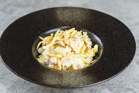 Салат с курицей и ананасами