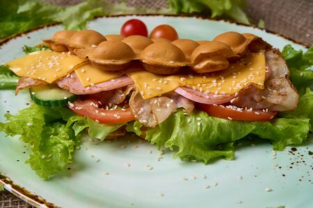 Гонконгская вафля сэндвич с беконом и ветчиной